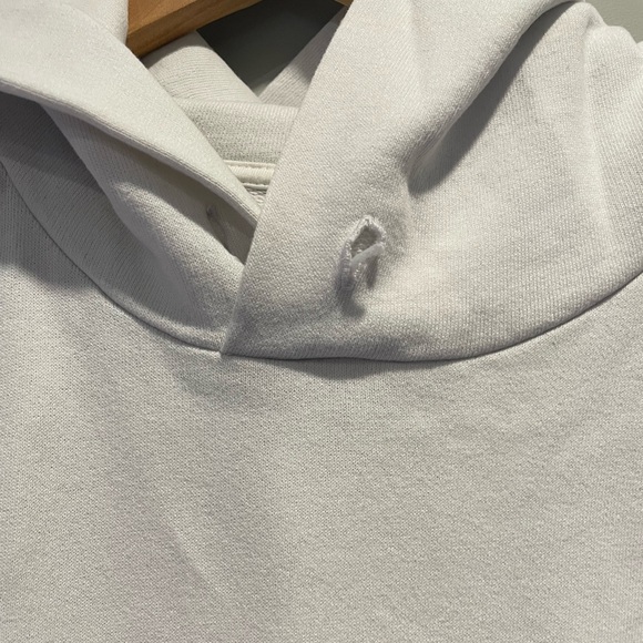 Levi’s // White Hoodie Sweater - Picture 5 of 6